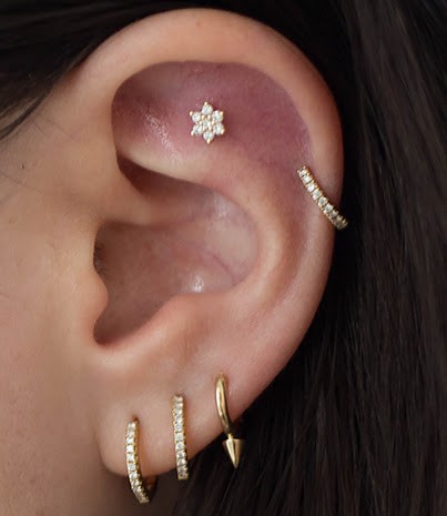 Různé piercingy v uchu